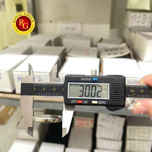 Alternative view of Nam châm đất hiếm 30x5 lỗ vat 5mm