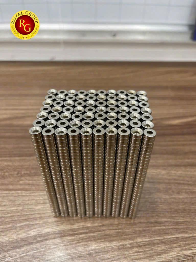 Nam châm đất hiếm 8x3 lỗ VAT 3mm