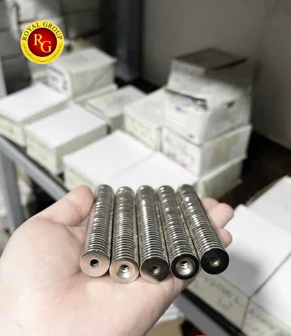Nam châm đất hiếm 15x3 lỗ vat 4mm