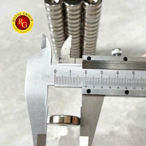Alternative view of Nam châm đất hiếm 20x5 lỗ vat 5mm