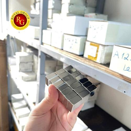 Alternative view of Nam châm đất hiếm viên vuông 20x20x10mm