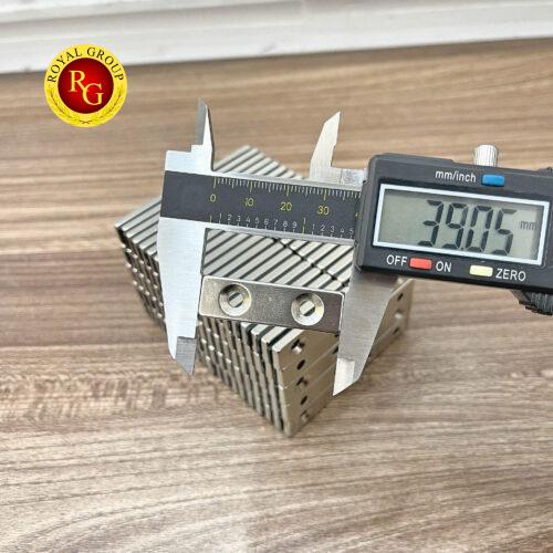 Alternative view of Nam Châm Đất Hiếm 40x12x4mm – 2 Lỗ Vát