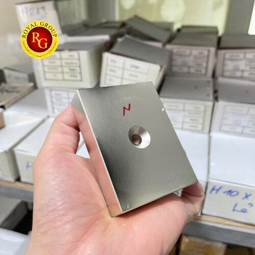 Nam châm đất hiếm 85x65x18mm lỗ 8mm
