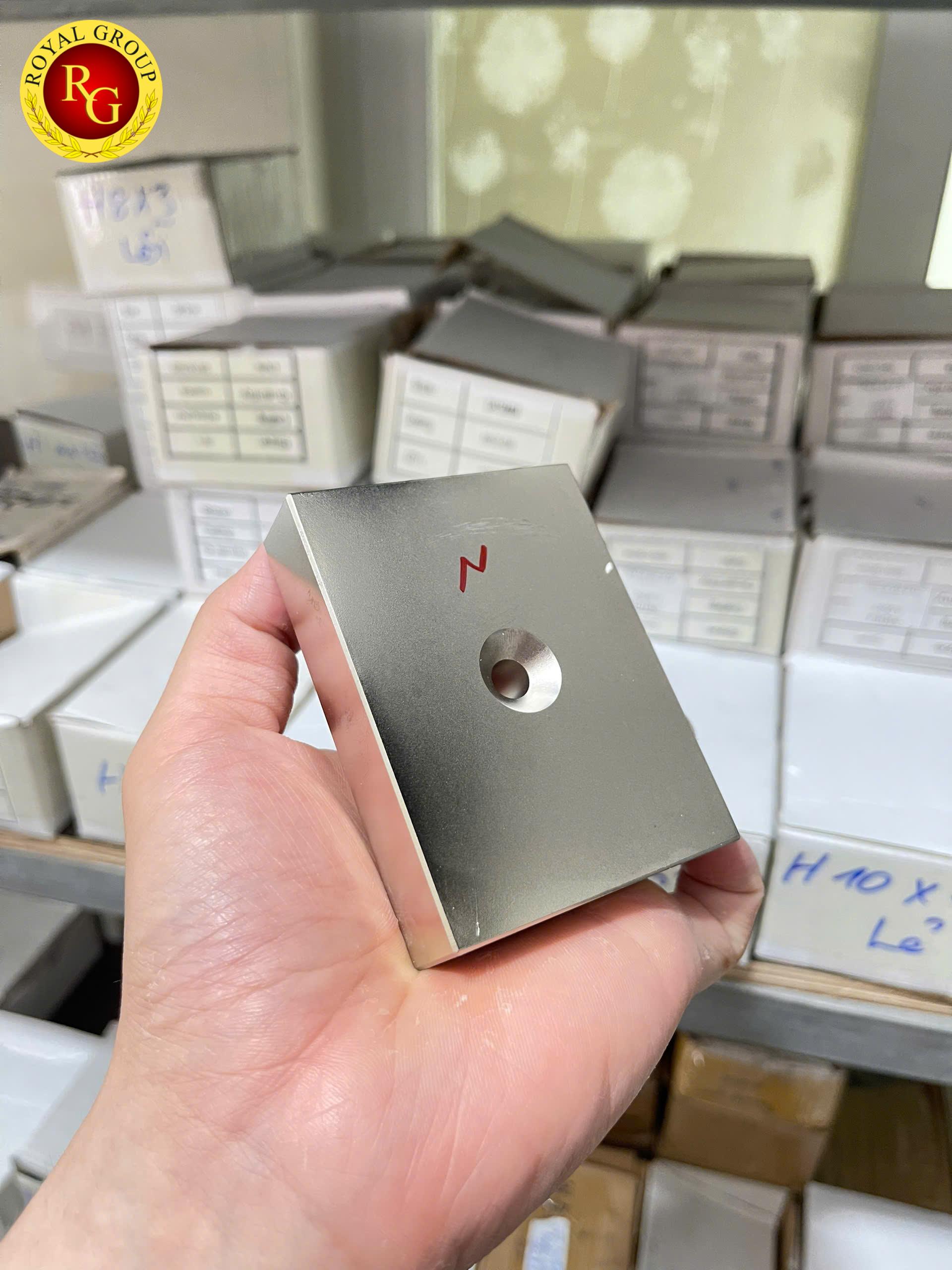 Nam châm đất hiếm 85x65x18mm lỗ 8mm