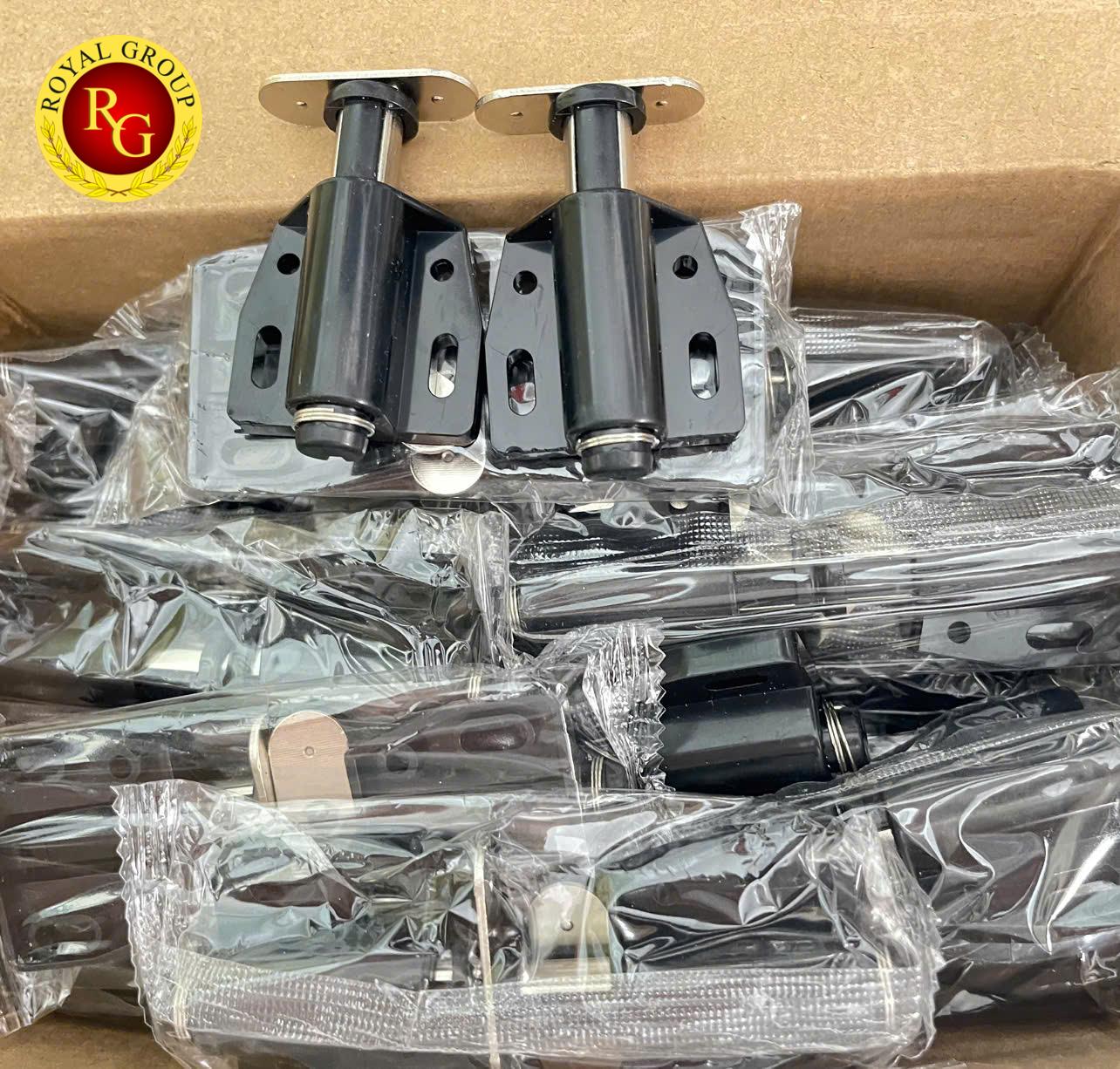 Nam châm hít cửa tủ đen