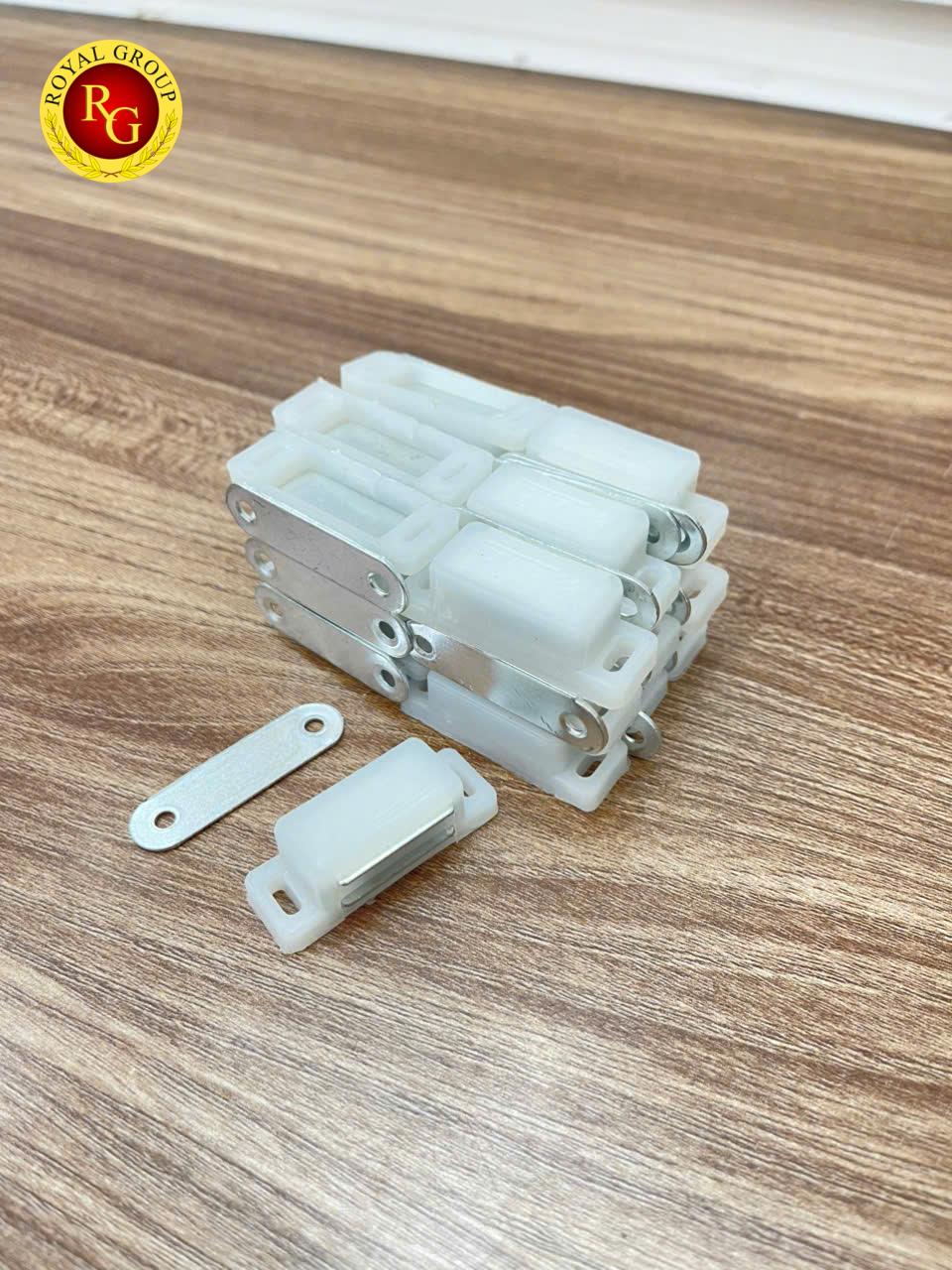 Nam châm hít cửa tủ nhỏ